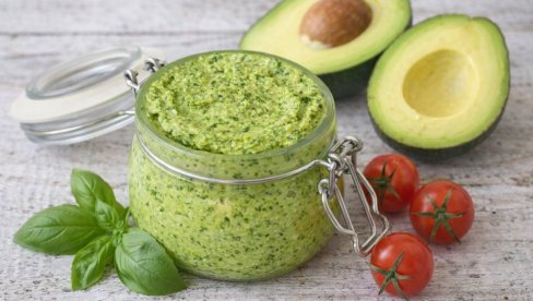 POSTAN PESTO OD RUKOLE I AVOKADA: Kremast, osvežavajuć i drugačiji od klasičnog