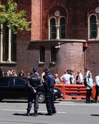 СЕДМОРИЦА МУШКАРАЦА ЈУЧЕ ПРИВЕДЕНА НА ЈУГОЗАПАДУ СИДНЕЈА Полиција: Идеолошки повезани sa нападачима sa plaže Bondaj