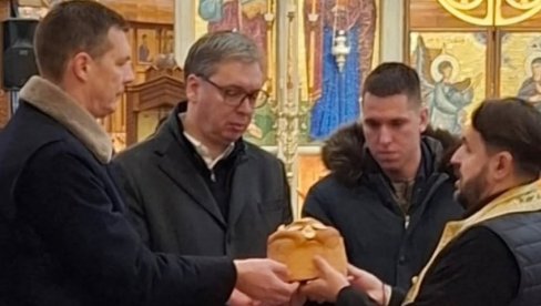 "DA NAM VELIKI SVETAC I GOSPOD BOG ČUVAJU SRBIJU!" Predsednik Vučić slavi krsnu slavu - Sa sinom i bratom doneo kolač u crkvu (FOTO)