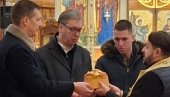 DA NAM VELIKI SVETAC I GOSPOD BOG ČUVAJU SRBIJU! Predsednik Vučić slavi krsnu slavu - Sa sinom i bratom doneo kolač u crkvu (FOTO)
