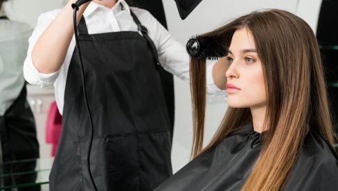 FRIZERI IMAJU STAV DA SAM OVOM BOJOM KOSE SVE ŽENE IZGLEDAJU MLAĐE, a većina ipak pravi grešku