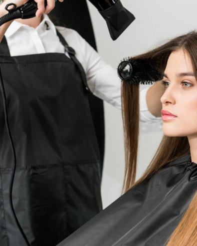 FRIZERI IMAJU STAV DA SAM OVOM BOJOM KOSE SVE ŽENE IZGLEDAJU MLAĐE, a većina ipak pravi grešku