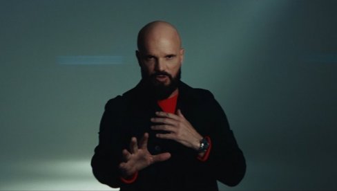 HIT NA DRUŠTVENIM MREŽAMA: Boban Rajović u zagrljaju zapevao uplakanoj obožavateljki (FOTO)