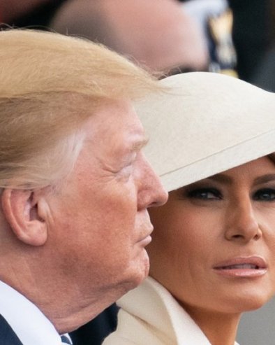 КАО ДА СУ ПОШЛИ НА САХРАНУ Божићна фотографија Меланије и Трампа изазвала бројне коментаре на мрежама