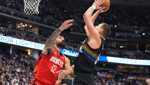 НИКОЛА ЈОКИЋ ЈЕ ПРАВИ ГОСПОДИН! Поштено га пребили против Хјустона, а он после меча показао класу (ВИДЕО)