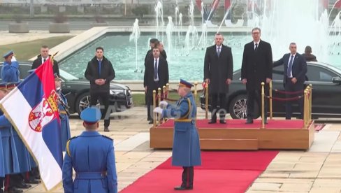 CRVENI TEPIH I POČASNA GARDA: Vučić dočekao slovačkog predsednika Pelegrinija, sledi tet-a-tet sastanak (VIDEO)