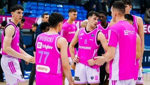 ЉУБИМЦИ ДЕЛИЈА И ГРОБАРА СЕДЕ ЗАЈЕДНО И УЖИВАЈУ: Каква сцена у српској кошарци (ФОТО)