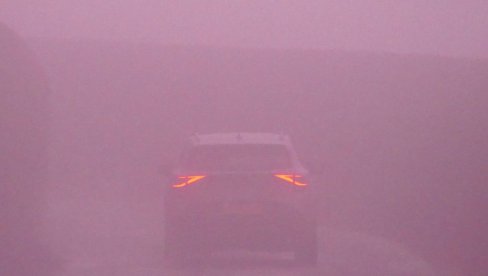 АКО ВИ НЕ ВИДИТЕ ДОБРО, НЕ ВИДЕ НИ ВАС: МУП упозорио на најчешћу грешку у вожњи приликом смањене видљивости