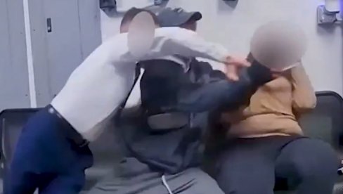 UHVAĆEN U PLJAČKI SUPERMARKETA, PA UPERIO PIŠTOLJ U POLICAJCA: Snimak sve pokazao (VIDEO)