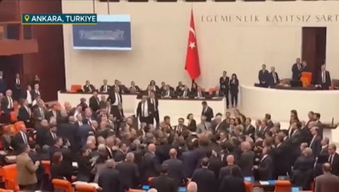 OPŠTI HAOS U TURSKOM PARLAMENTU: Poslanici se potukli poslednjeg dana rasprave o budžetu (VIDEO)
