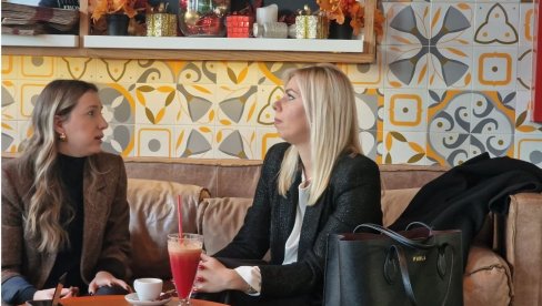 DOK NJENE KOLEGE RADE I GLASAJU: Kandidatkinja za VST ispija kafu i sok u kafiću