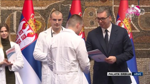 PRIJEM U PALATI SRBIJA: Vučić na dodeli ugovora o radu najboljim diplomcima medicinskih fakulteta i škola (VIDEO)