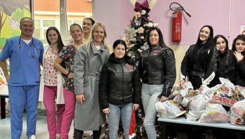 LOZNIČKI AGILNI HUMANISTI DELILI DECI PAKETIĆE: Radost na bolničkim odeljenjima, u Domu,  centru Sunce i na ulicimama