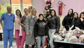 LOZNIČKI AGILNI HUMANISTI DELILI DECI PAKETIĆE: Radost na bolničkim odeljenjima, u Domu,  centru Sunce i na ulicimama