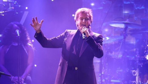 ЛЕГЕНДАРНИ ПЕВАЧ ОТКРИО ДА ИМА РАК ПЛУЋА: Нема хемотерапије, нема зрачења... (ФОТО)