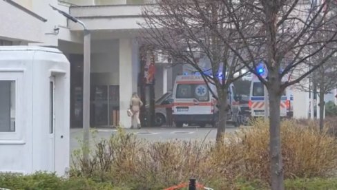 PLAFON BAZENA SE IZ ČISTA MIRA ODVOJIO I PAO: Spasioci izvukli osam osoba, potraga za još žrtava