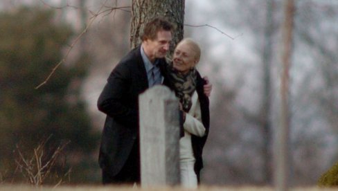 VANESA REDGREJV JE DOŠLA NA SAHRANU SVOJE ĆERKE OBUČENA U BELO: Razlog je potresan i prelep u isto vreme