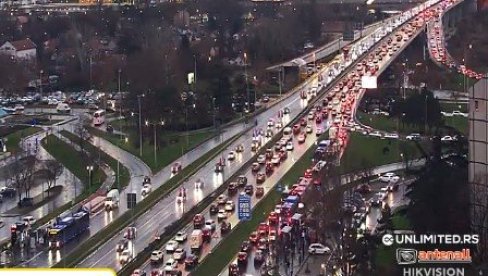 VELIKE GUŽVE NA ULICAMA BEOGRADA: Mostovi zatvoreni, Autokomanda začepljena (FOTO)