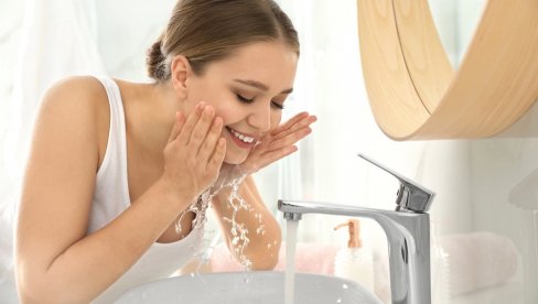 ТОПЛА ИЛИ ХЛАДНА? Дерматолози објашњавају каква вода је идеална за умивање лица
