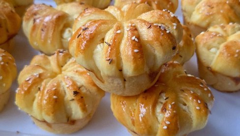 RECEPT ZA CVETNE KRUNICE SA SIROM: Spolja su hrskave, a u sredini meke kao duša (VIDEO)