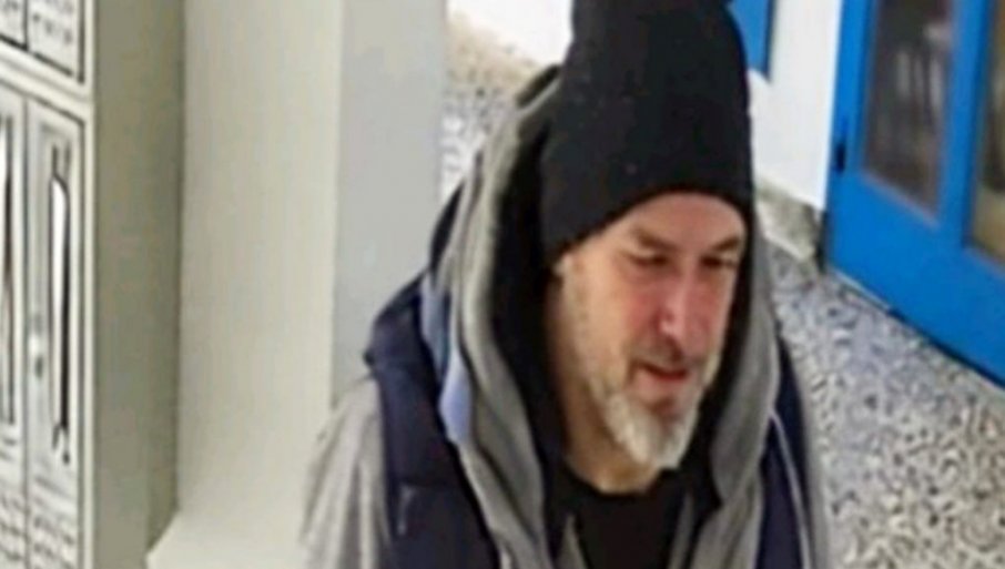 ПОЛИЦИЈА ТРАГА ЗА НАПАДАЧЕМ СА НОВОГ БЕОГРАДА Избо ножем жену пред дететом: Ако га видите, одмах га пријавите! (ФОТО)