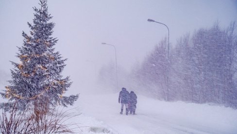 OLUJA JOHANES POGODILA ŠVEDSKU: Krovovi kuća su oduvani, mostovi zatvoreni, a putnicima se savetuje da ne kreću na put