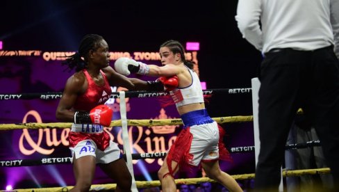 VELIKI USPEH: Trijumf Ćirkovićeve i njenih boks sestara u profi boks noći u Zvorniku