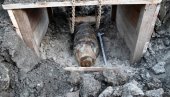 УКЛОЊЕНА БОМБА ИЗ ДРУГОГ СВЕТСКОГ РАТА: Ево како је је изгледало њено премештање из Београда на води (ФОТО)