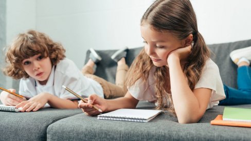 ДА ЛИ СТАРИЈЕ ДЕТЕ ТРЕБА ДА ЧУВА МЛАЂЕ? Шта кажу педагози о вечитој дилеми родитеља
