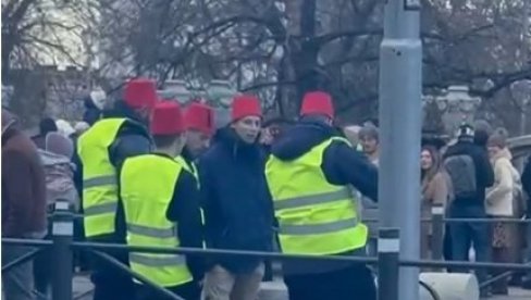 ПРОПАО СКАРАДНИ ПЕРФОРМАНС БЛОКАДЕРА: Са црвеним фесићима пекли прасе насред Студентског трга (ВИДЕО)