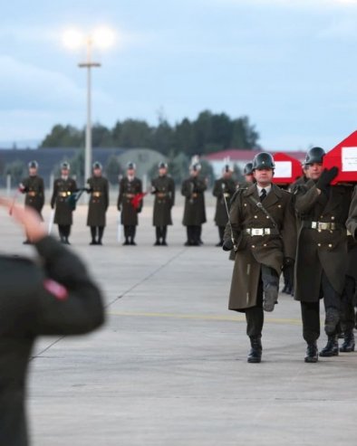 ОДРЖАНА ЦЕРЕМОНИЈА ОПРОШТАЈА ОД ЛИБИЈСКОГ ГЕНЕРАЛА: Стотине људи опростило се од команданта страдалог у авионској несерећи