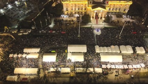 ДЕСЕТИНЕ ХИЉАДА ЉУДИ У ЋАЦИЛЕНДУ: Величанствене слике и моћни снимци (ФОТО)