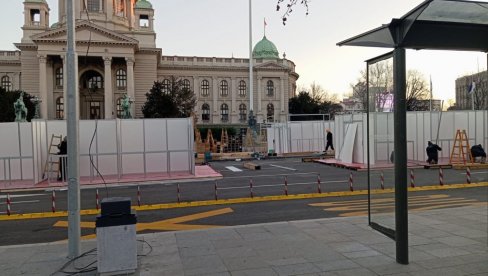 NAKON MOLBE PREDSEDNIKA VUČIĆA: Uklonjeni šatori ispred Skupštine (FOTO)