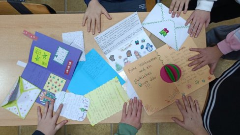 VRŠNJACIMA IZ EVROPE OPISALI NAŠE OBIČAJE - PROJEKAT BOŽIĆNA ČESTITKA ĐAKA OŠ BORA STANKOVIĆ IZ BEOGRADA