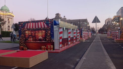 ŠATORE ISPRED NARODNE SKUPŠTINE ZAMENILI UKRASNI OBJEKTI I JELKE: Postavljeno Božićno selo, kako je najavio predsednik Vučić