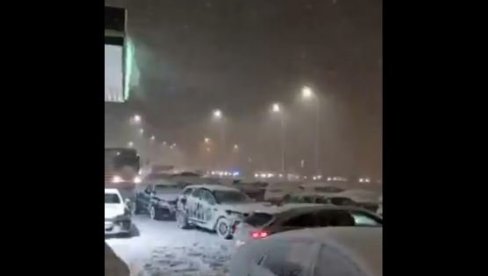 SNEG OKOVAO POLJSKU: Kolona vozila duga 20 kilometara - stotine ljudi ostale zarobljene u svojim automobilima (VIDEO)
