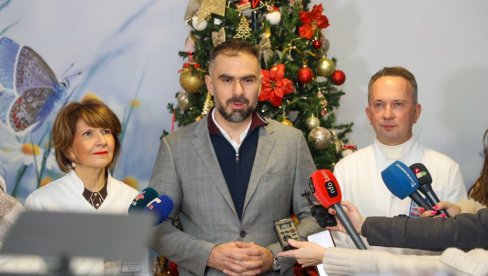 ЕЛЕНА ПРВА БЕБА У НОВОМ САДУ: Градоначелник Жарко Мићин девојчици уручио  поклон 300.000 динара