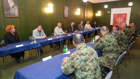 СВЕ  ДЕЖУРНЕ СЛУЖБЕ РАДИЛЕ ПО ПЛАНУ: У новогодишњој ноћи Жарко Мићин посетио градске службе у Новом Садз