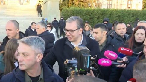 PREDSEDNIK SA GRAĐANIMA: Vučić na novogodišnjem bazaru ispred Skupštine (VIDEO)