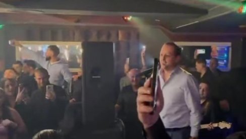 БЕЧ НА НОГАМА: Емир Хабибовић на репризи дочека 2026. показао зашто је најтраженији певач на терену (ФОТО)