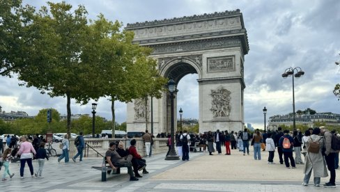PALJEVINOM I VATROMETOM U NOVU: Slavlje i neredi u Francuskoj tokom najluđe noći