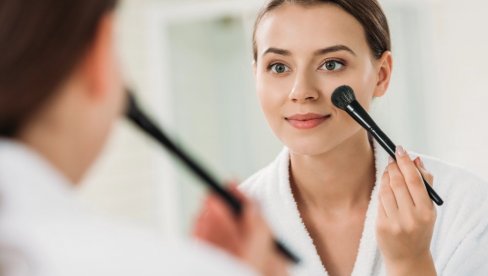 ТРИК ШМИНКЕРА КОЈИ БРИШЕ УМОР СА ЛИЦА: Све што вам треба је један производ