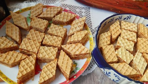 RECEPT ZA OBLANDE SA KARAMELOM: Starinska poslastica koju svi volimo (VIDEO)