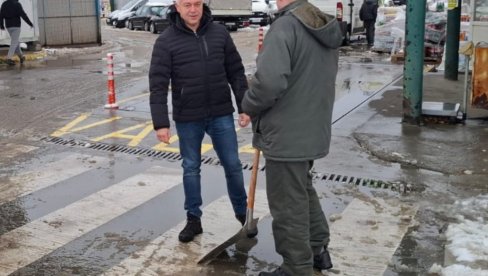 SPREMNO DOČEKANE SNEŽNE PADAVINE: Radnici  Zimske službe JKP TRžnica od jutros čiste novosadske pijace