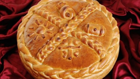 ЗАШТО СЕ НА БОЖИЋНОЈ ТРПЕЗИ НАЛАЗИ ЧЕСНИЦА? Према предању има моћну симболику и доноси срећу