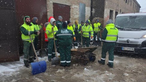 EKIPE NA TERENU: Čiste sneg sa trotara i stajališta