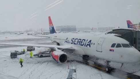 SNEG PRAVI PROBLEME NA AERODROMU NIKOLA TESLA: Odloženi letovi, putnici čekaju satima (VIDEO)