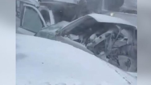 (UZNEMIRUJUĆI VIDEO) SNEG IZAZVAO LANČANI SUDAR: Ima poginulih u teškoj saobraćajnoj nesreći