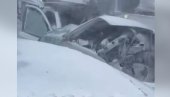 (УЗНЕМИРУЈУЋИ ВИДЕО) СНЕГ ИЗАЗВАО ЛАНЧАНИ СУДАР: Има погинулих у тешкој саобраћајној несрећи