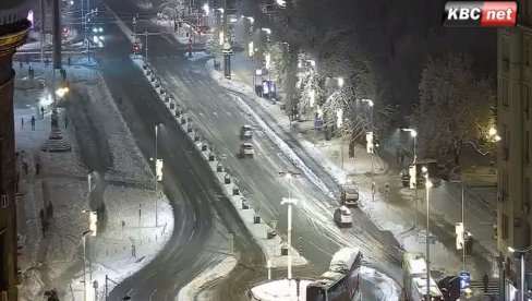 USPOSTAVLJEN SAOBRAĆAJ NA TRGU NIKOLE PAŠIĆA: Vozače pored snega čeka i kružni tok